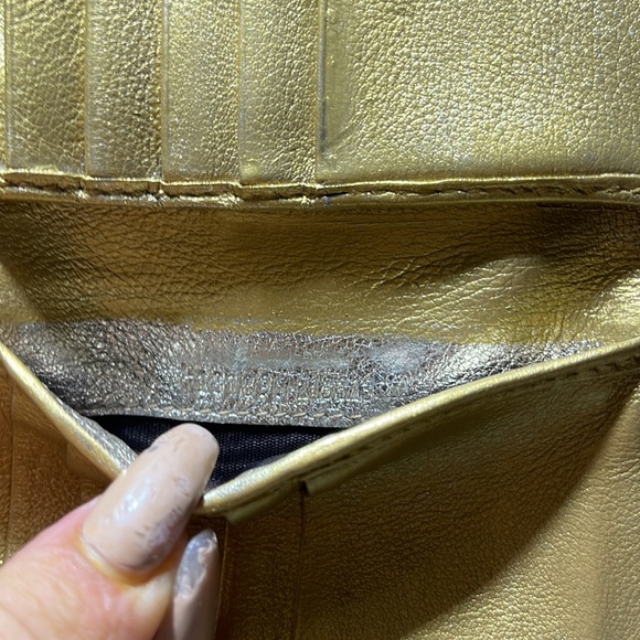 (Traded )Gucci Gold Wallet 🤩 - Picture 9 of 12